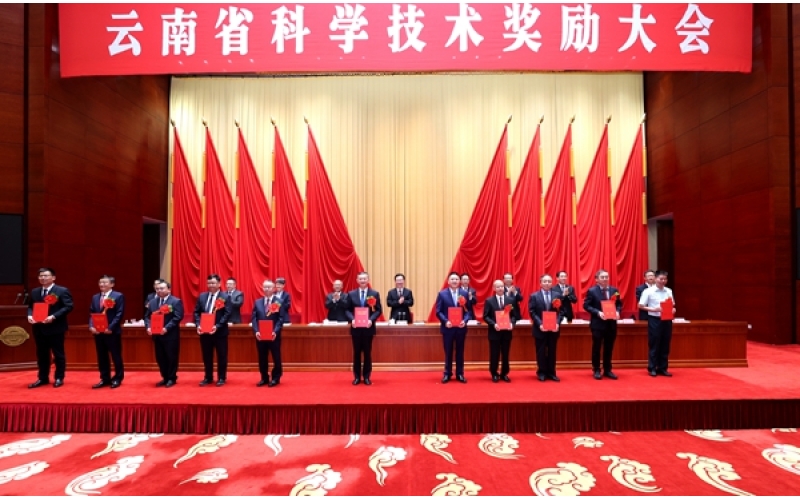 云南省科学技术奖励大会在昆举行 王宁为杰出贡献奖获得者等颁奖并讲话 王予波主持 石玉钢刘晓凯出席 参考知识 48/5000 Reference Knowledge 48/5000 Liu Xiaokai attended the Yunnan Provincial Science and Technology Award Conference for Translation Machine Tra